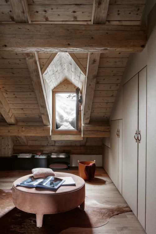 Die mächtigen Deckenbalken zeigen sich sandgestrahlt in ehrwürdiger Schönheit. Wenn so viel Schnee liegt wie im letzten Jahr, kann man kaum nach draussen schauen.