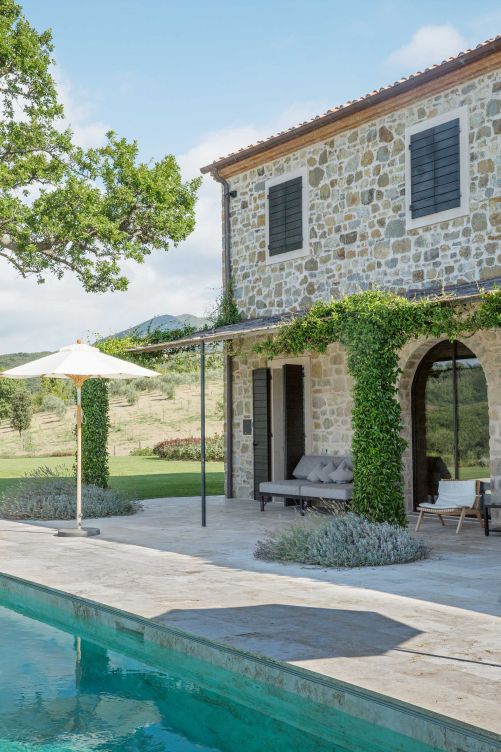 In traumhafter Alleinlage im toskanischen Hinterland steht der Neubau, der von aussen betrachtet an die jahrhundertealten Landhäuser in der entfernten Nachbarschaft erinnert.
