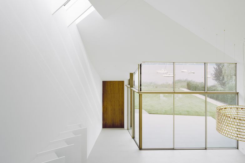 Die grosszügigen Verglasungen des Schweizer Unternehmens Sky-Frame lassen Aussen und Innen verschmelzen. Der Farbton der feinen Rahmen entspricht exakt dem der Fassadenverkleidung.