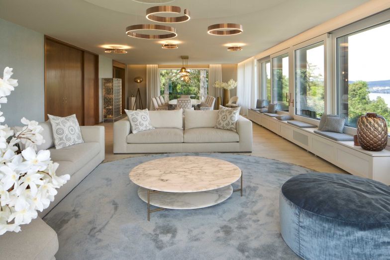 Cremetöne, Beige und Hellblau: Die hellen Farben von Wohn- und Essbereich unterstreichen den mediterranen Charakter des Hauses. Für Wohfühlatmosphäre sorgen Stoffe von Designers Guild, William Yeoward und Christian Lacroix. Leuchten: Occhio und Eloa.