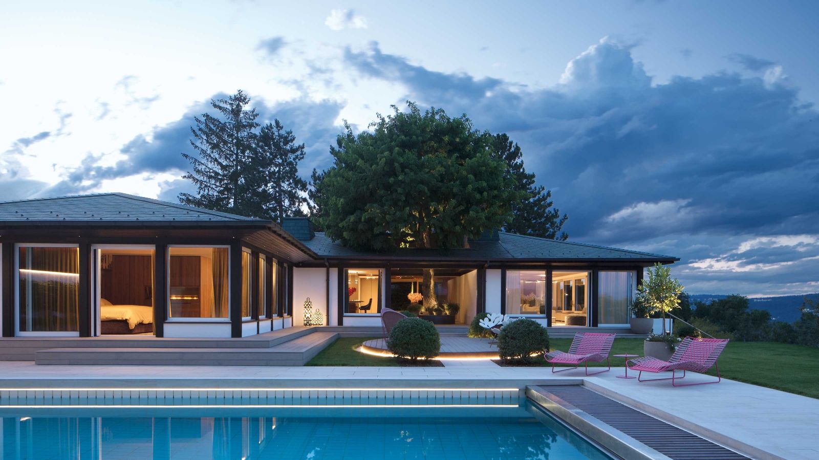 Ein bisschen Hollywood in Thalwil: Der grosszügige Garten mit seinem ausgeklügelten Beleuchtungssystem könnte auch zu einer Villa in Los Angles gehören.