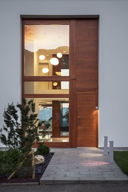 Die Fassade ist weiss verputzt; einzelne Teile aus Paraiso-Holz und der Cortenstahl bilden interessante Material- und Farbkontraste.