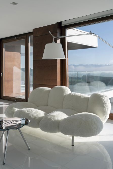 In der oberen Etage geht es filigraner zu: Das plüschige Sitzmöbel «Cipria» ist ein Entwurf von Estudio Campana für Edra; die Stehleuchte «Tolomeo Mega» ist ein Entwurf von Giancarlo Fassina und Michele de Lucchi für Artemide. Ein Mosaik aus Spiegelsplittern charakterisieren den Tisch «Brasilia» der Designer Fernando und Humberto Campana für Edra.