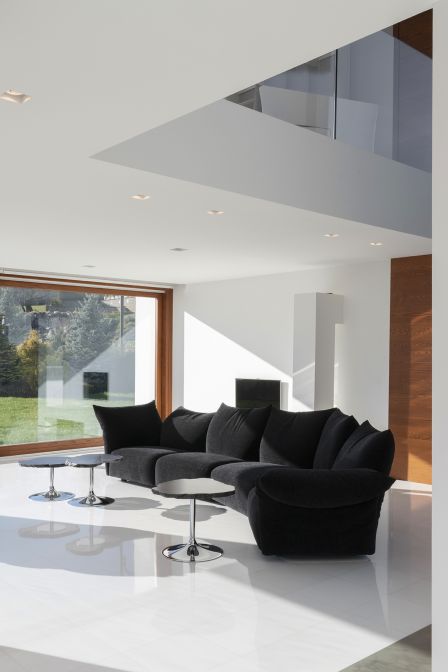 Der grosszügige, offene Wohnbereich erstreckt sich teilweise über zwei Etagen. Hier nimmt das Sofa «Standard» von Designer Francesco Binfarè einen Grossteil des Raumes ein. Die Konturen der Beistelltische «Cicladi» für Edra von Designer Jacopo Foggini wirken wie kleine Inseln.