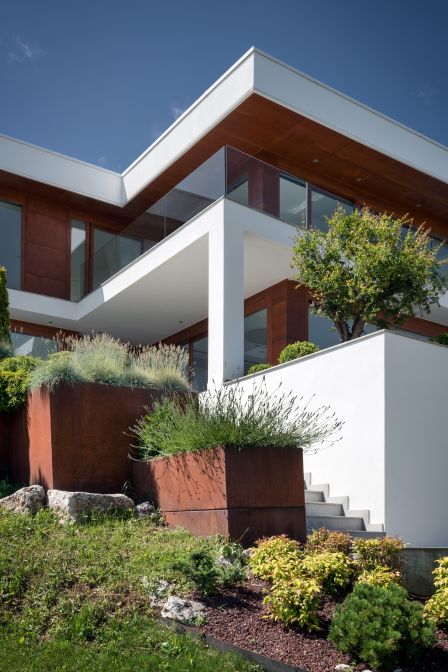 Insgesamt besitzt das Haus 125 Quadratmeter Fensterfläche. Fast alle fangen die Weite der Landschaft ein.