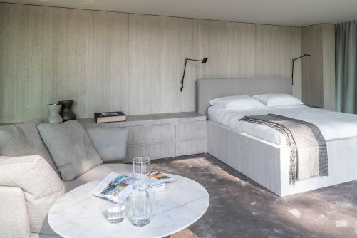 Schon schlafen gehen oder doch auf dem gemütlichen Sofa von Maxalto noch ein bisschen lesen? Oder gedankenversunken ins Grüne schauen? Vom Master-Bedroom aus geniesst man den besten Blick hinaus in die Landschaft.