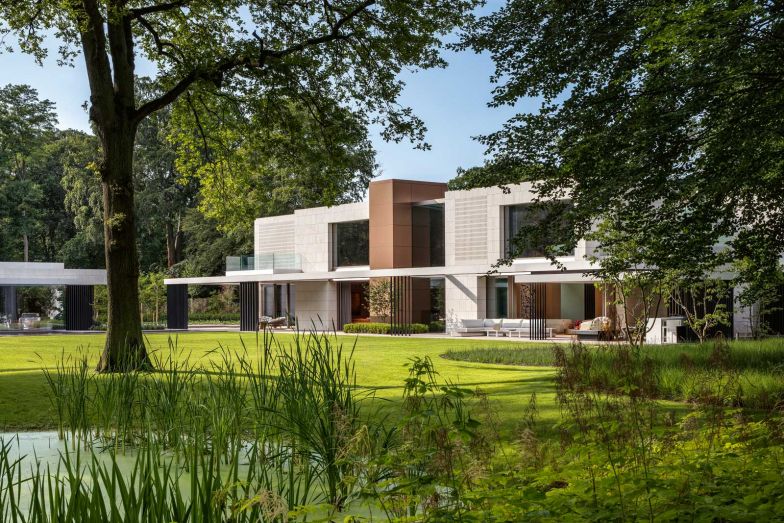 Die symbiotische Verbindung von gebauter Struktur und natürlichem Kontext zelebriert nicht nur die Schönheit der Landschaft, sondern schafft auch ein neues Raumgefühl – grenzenlos, fliessend und in perfekter Harmonie mit der Natur.