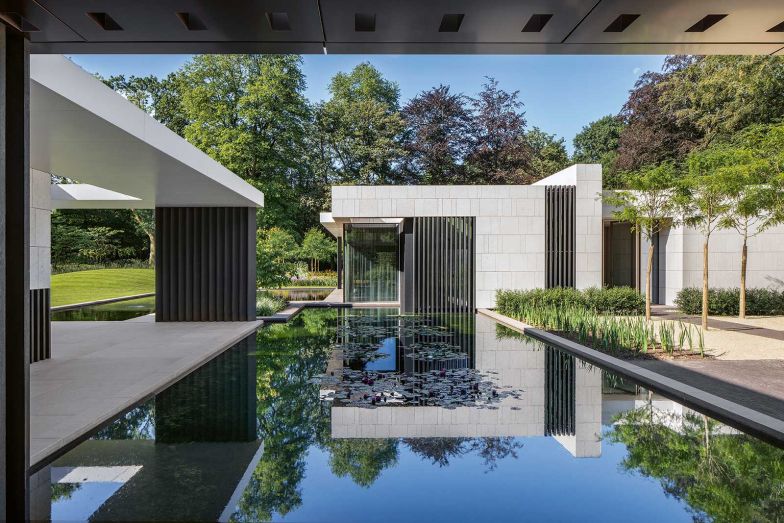 Ein Koi-Teich liegt zwischen dem Haupt- und dem Poolhaus. In letzterem befindet sich auch das Home-Office des Hausherrn.