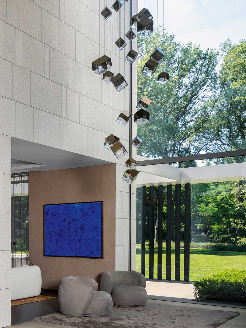 Für die Leuchte in der Lounge wurden mehrere Dutzend Kuben aus böhmischem Glas kombiniert – entworfen vom Prager Designerduo Dechem.