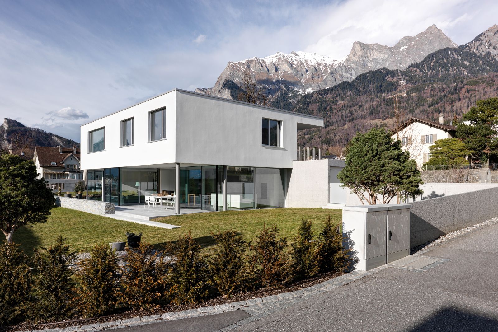 Moderne in Maienfeld: Der Neubau von Christoph Cavigelli überzeugt mit klaren Linien und konsequentem Purismus. Im Erdgeschoss liegen Wohnräume und Küche, im Obergeschoss die Schlafzimmer der Familie.