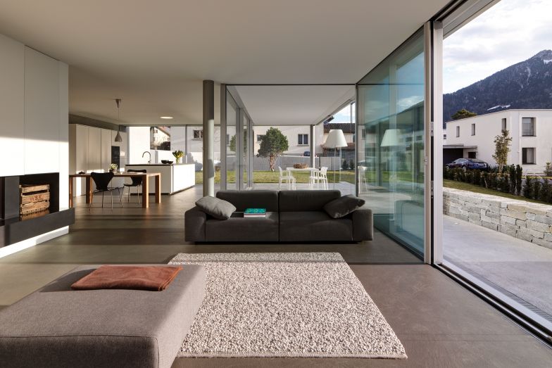 Für die Bauherrin war klar: Sie hat immer in Städten gelebt und wenn sie aufs Land zieht, dann will sie auch die Natur sehen. Deshalb waren ihr grosszügige Verglasungen besonders wichtig.