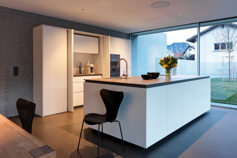 Die Küche ist ebenfalls ein Entwurf des Architekten Christoph Cavigelli. Kaffeemaschine und Toaster tun ihren Dienst in Schränken mit Platz für derlei Gerätschaften. Und nach dem Frühstück heisst es einfach: Klappe zu und es herrscht Ordnung!