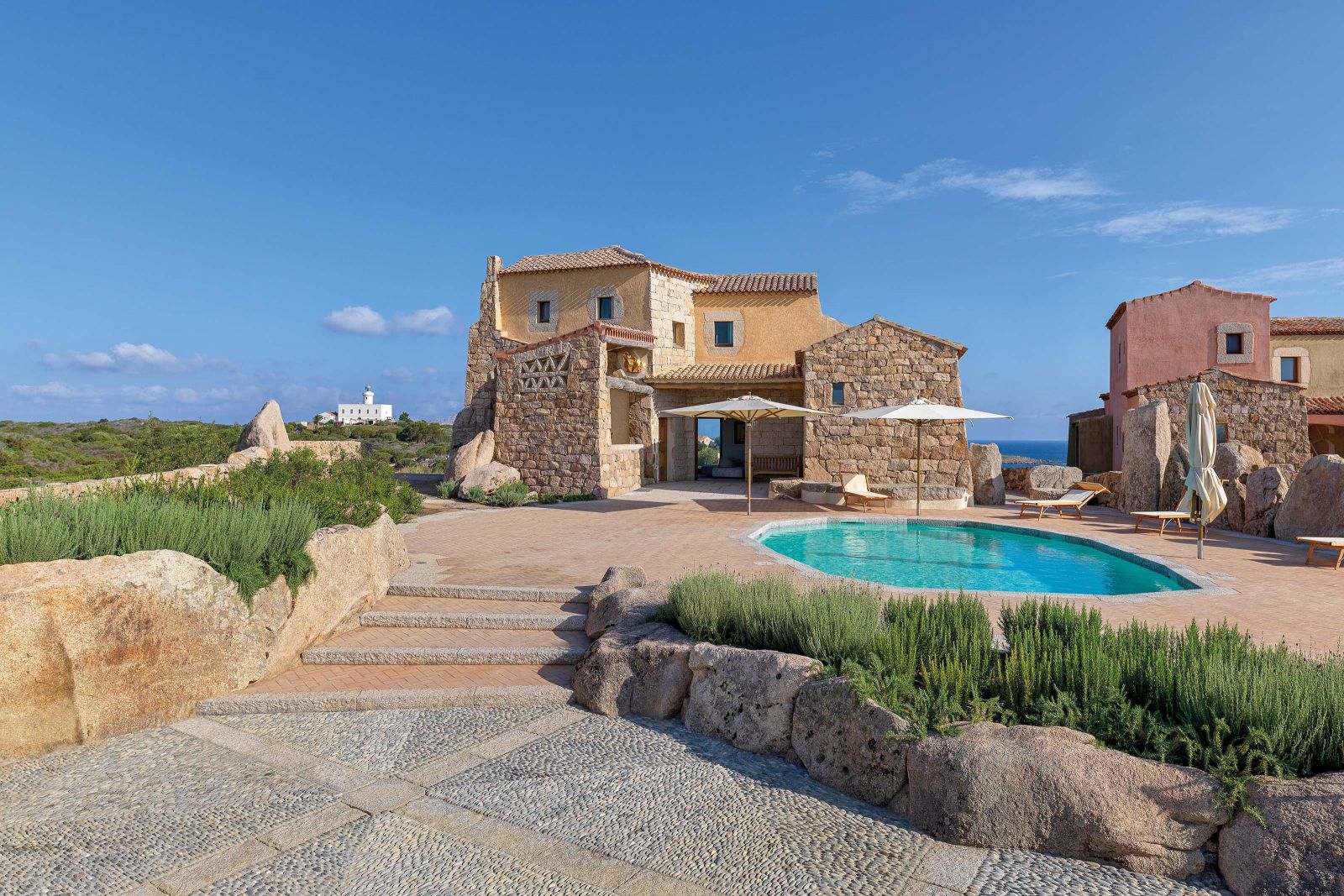 «Il Faro» im Norden Sardiniens zählt zum Spätwerk des im Juni 2020 verstorbenen Architekten Savin Couëlle, der die Villa zu Beginn des Jahrtausends für sich selbst entwarf. 