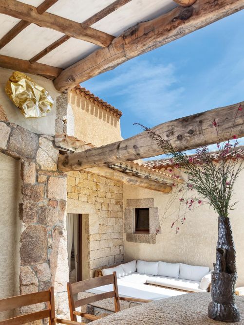 Scheinbar unbearbeitete Steine und Hölzer aus lokalen Materialien prägen die offene Insel-Architektur, die wenig geometrische Formen aufweist, sondern der Natur vielmehr mit organischen Formen huldigt.