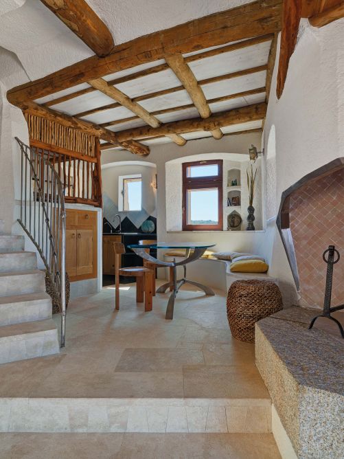 Für seine Vorstellung von Architektur, die sich immer an der natürlichen Umgebung orientierte und auf spezifische Formen zurückgriff, arbeitete er mit eigens ausgebildeten Handwerkern zusammen.