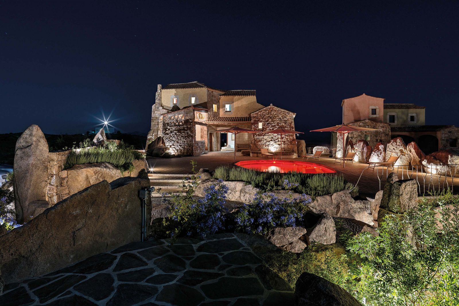 Das Schwimmbad plante er von Beginn an und verortete es, um es vor dem Wind des Meeres zu schützen, auf der gegenüberliegenden Seite des Hauses. Eine Idee, die es bis heute ermöglicht, den Pool fast das ganze Jahr über zu nutzen. Grosse, monolithische Steinblöcke aus der Umgebung formen Terrassen und Beete, in denen nur heimische Pflanzen wie Myrte oder Wilde Pistazie wachsen.