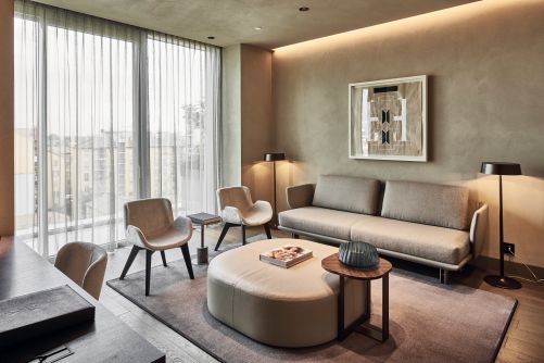 Bodentiefe Fenster durchfluten die Zimmer und Suiten mit Tageslicht. Private Terrassen zwischen dem ersten und siebten Stock bieten imposante Blicke auf die Stadt.