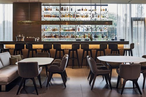 Ein Besuch des hauseigenen Michelin-Gourmetrestaurants und der Bar «Bulk» (im Bild), beide unter der Leitung des preisgekrönten Sternekochs Giancarlo Morelli, runden den Besuch ab.