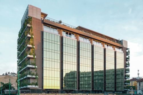 Während für zwei Fassaden des Gebäudes Glas, nachhaltig gewachsenes Holz und recyceltes Metall verarbeitet wurde, sind die zwei anderen Seiten mit üppigem Grün bewachsen.