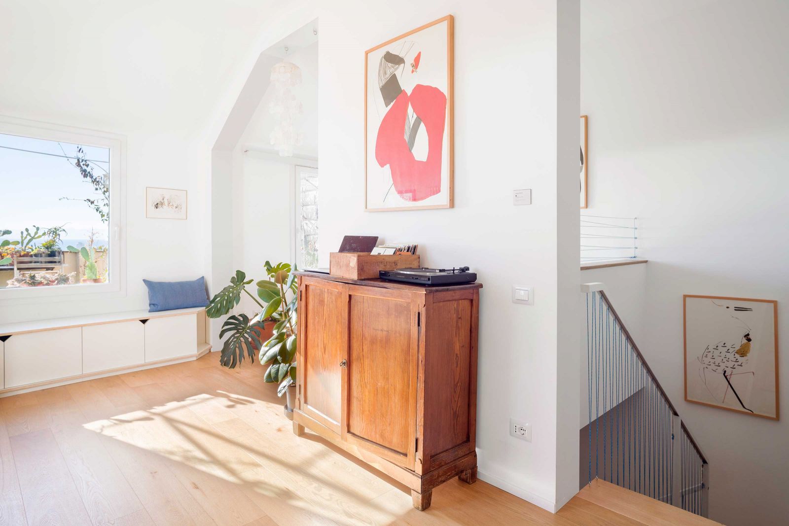 In der Wochnung sind Kunstwerke aus der Privatsammlung des jungen Galeristen platziert.