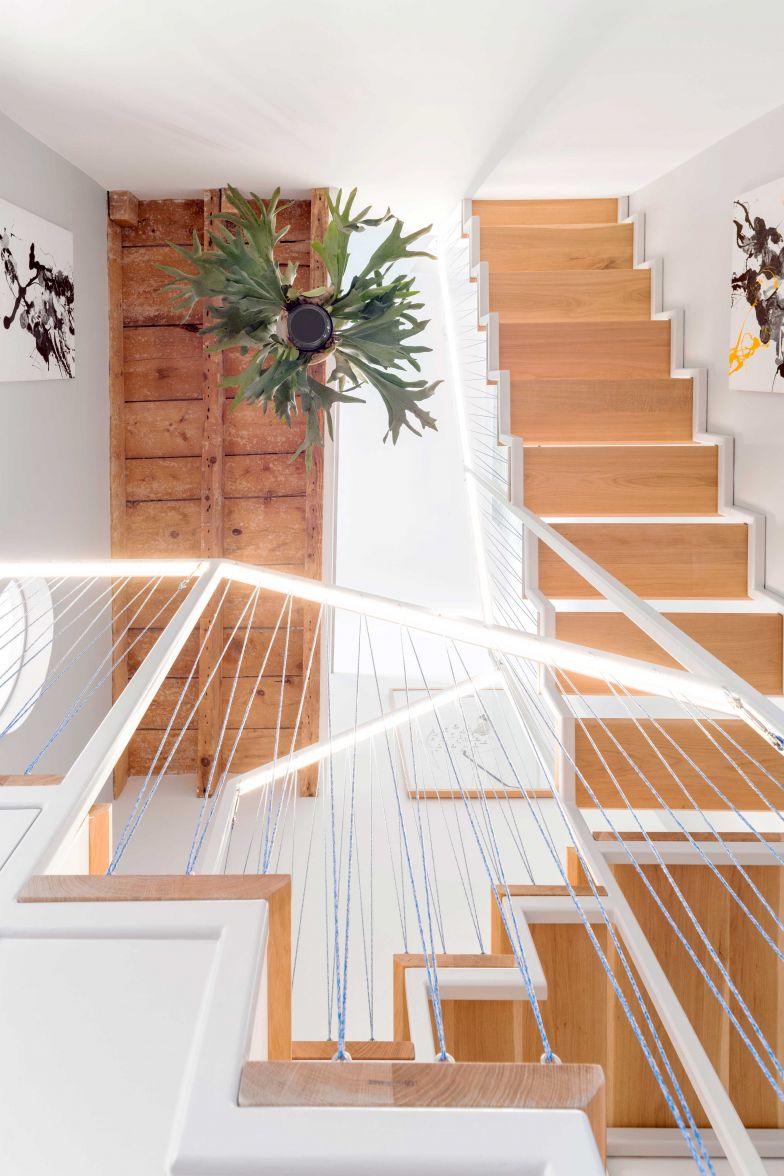 Unter den Handläufen befindet sich die Raumbeleuchtung.