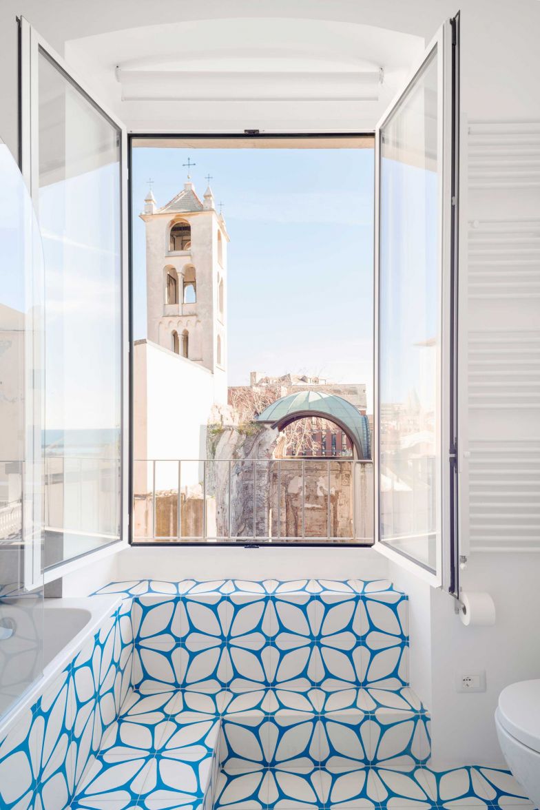 Mit den Kacheln im Bad, wie auch in der Küche, wird ein Bezug von Innen und Aussen hergestellt.