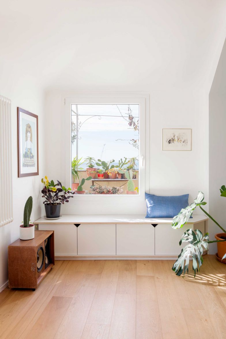 Mit vielen Pflanzen bestückt, ist die Dachterrasse ein idylischer Platz.