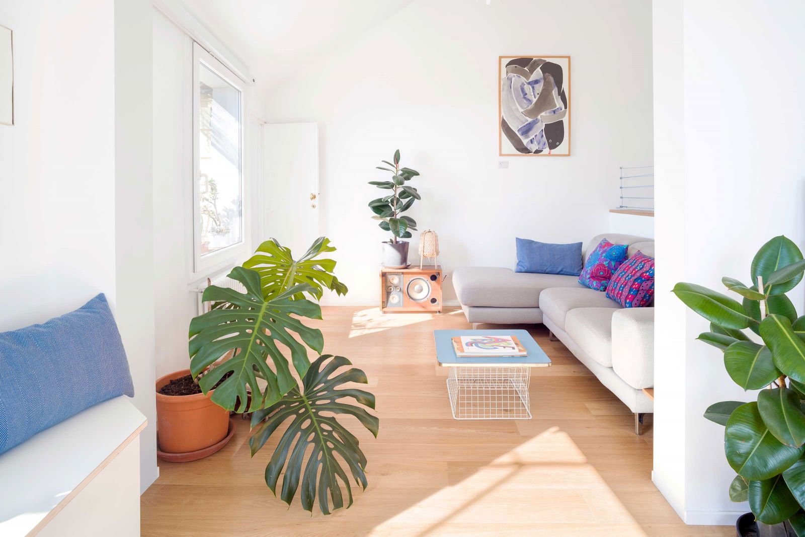 Das offene Treppenhaus verleiht dem Wohnraum mehr Tiefe.