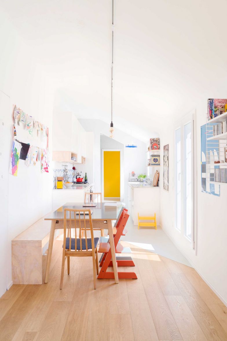 Hinter der Küche befindet sich ein kleines Bad.