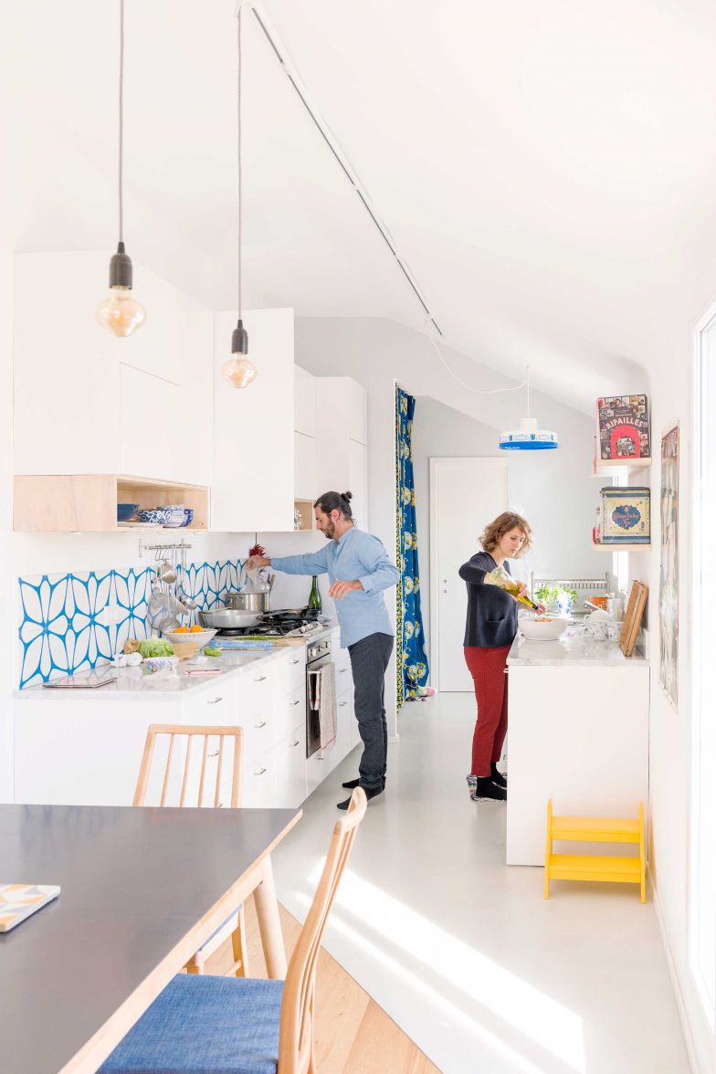 Die länglich angeordnete Küche hat viel Stauraum und bietet genug Platz fürs gemeinsame Kochen.