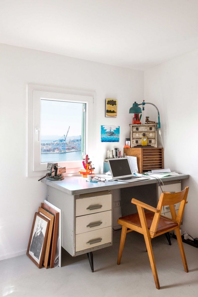 Vom Schreibtisch aus ist das Hafentreiben zu beobachten.