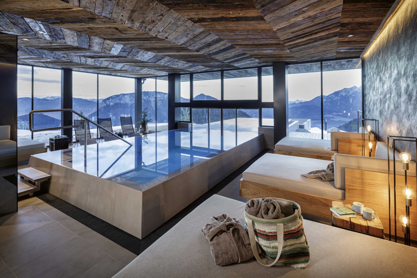 Wie es sich mit Blick in die Alpen schwimmt, lässt sich im beheizten Infinity-Pool nach einem Tag in Wanderschuhen oder auf Ski ausgiebig testen. Gespeist wird dieser mit Bergwasser aus der eigenen Hausquelle.