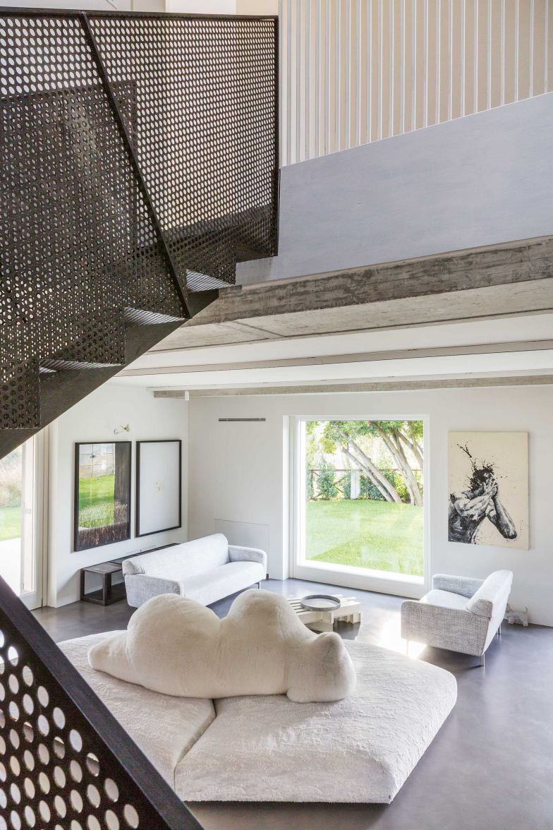 Ein Eisbär im Wohnzimmer: Das Erdgeschoss ist so offen und grosszügig gestaltet, dass selbst Sofa «Pack» von Francesco Binfaré für Edra Platz findet. Der Couchtisch ist ein Entwurf der Bauherrin.