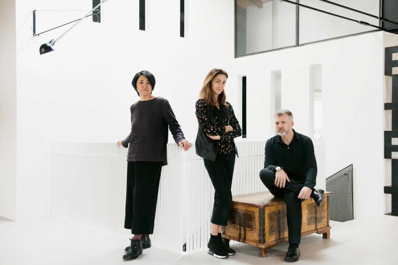 Hausherrin Antonella di Opificio Lauchli (Mitte) mit der Architektin Junko Kirimoto und dem Architekten Massimo Alvisi. ©Ilaria Magliocchetti Lombi.