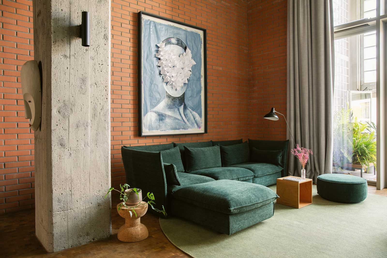 Rau und doch sehr gemütlich: Andri Mengiardi hat das, was man ein Händchen fürs Einrichten nennt. In dem Loft testet er nun zum ersten Mal, ob noch ein grüner Daumen dazu kommt: Seine Pflanzen reichen teilweise über das normale Deckenmass hinaus. Die hohen Fenster bieten ideale Bedingungen.