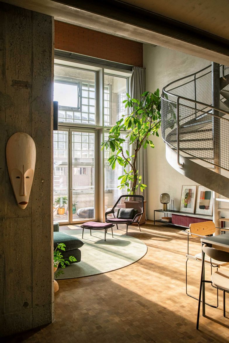 Bis zu sechs Meter hoch sind die Räume in den denkmalgeschützten Gebäuden der alten Maschinen­hallen. Andri Mengiardi füllte sie mit einer feinen Auswahl an Design­möbeln und Kunst.