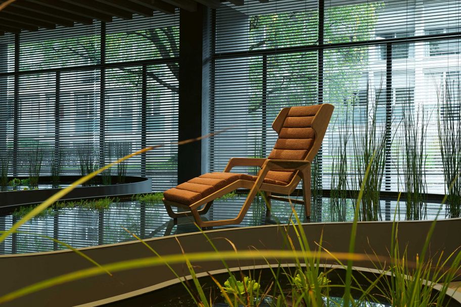 Molteni goes outdoor: Die ikonischen Möbel des italienischen Herstellers können nun auch draussen stehen. Neben der «Heritage-Collection» bespielt der Landschafts- und Gartengestalter Stefano Baccari den Pavillon mit neuen Entwürfen von Vincent van Duysen.