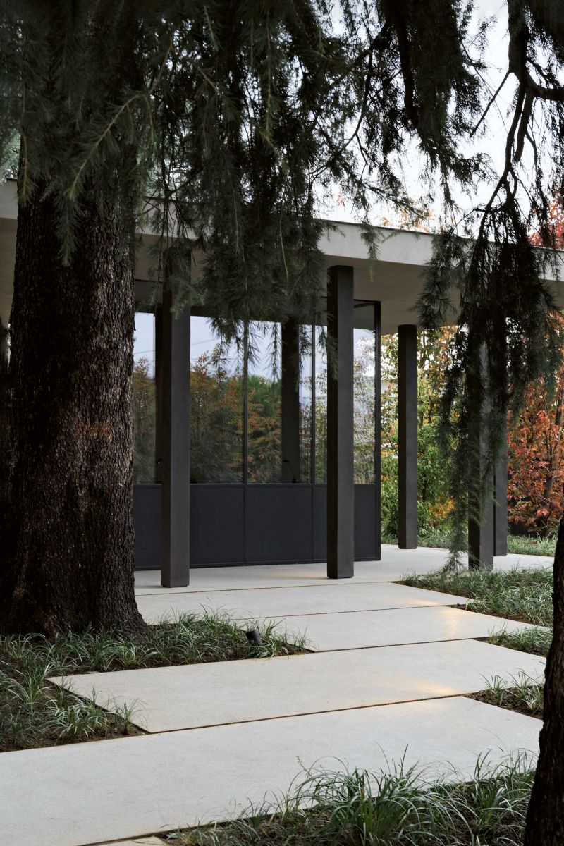 Nach Patricia Urquiola und Ron Gilad drückte nun auch Kreativdirektor Vincent van Duysen dem Firmengelände von Molteni seinen Stempel auf.