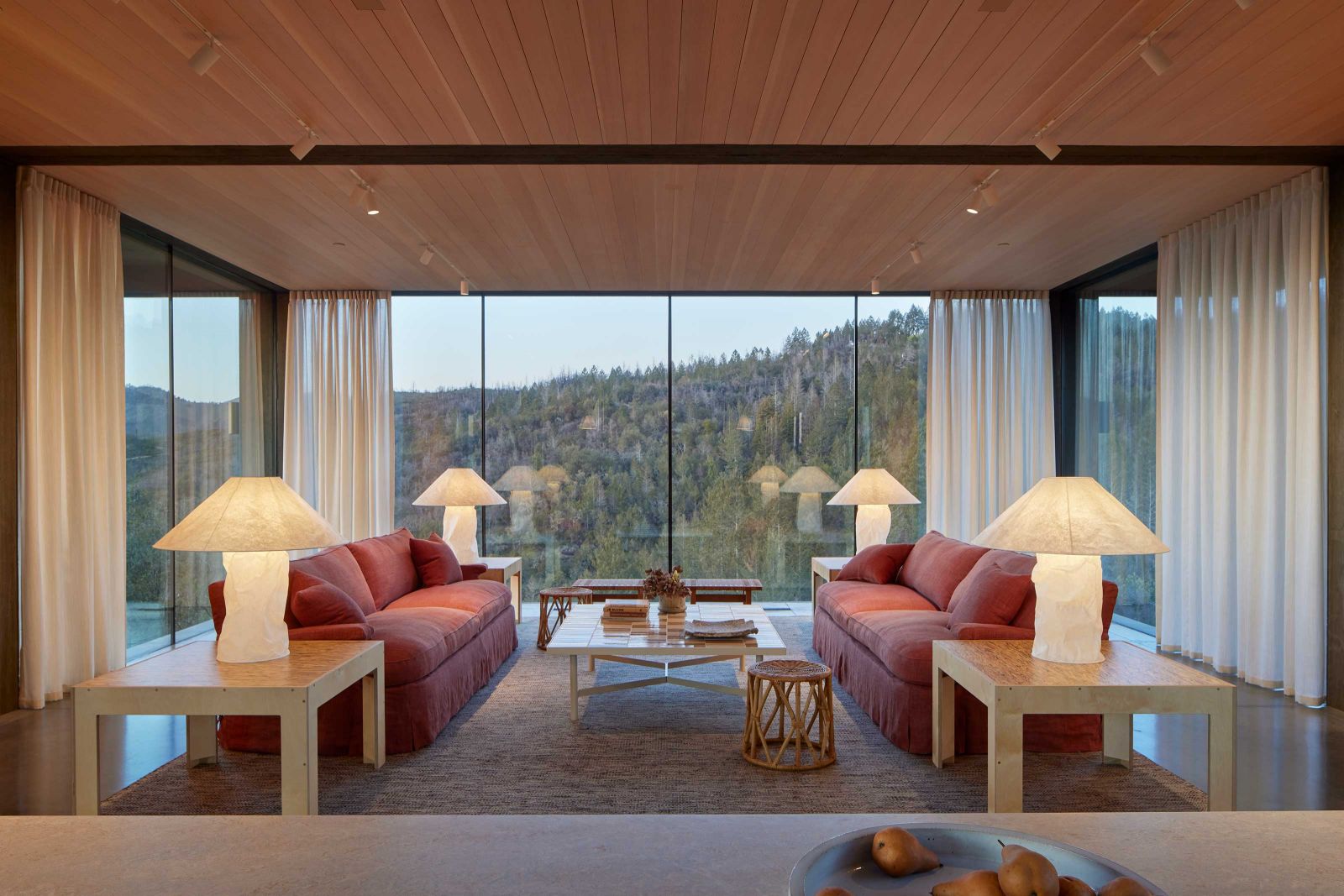 Grosse Fenster im Wohnraum geben auf drei Seiten den Blick in die Umgebung frei.