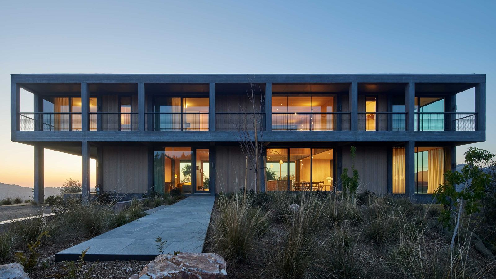 Die moderne Strenge wird von den hölzernen Ausfachungen aus Holz unterbrochen, die an die lokale ländliche Bauweise erinnern. Alle Fotos: Bruce Damonte.