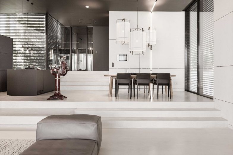 Stufen trennen die Bereiche.