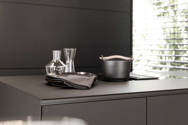 Die  supermatte Oberflächen «Fenix» hat eine aussergewöhnlich gleichmässige, weiche Haptik.