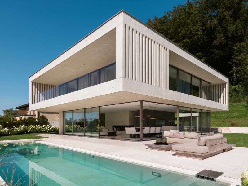 Durch das überkragende Obergeschoss und das lichte Untergeschoss besitzt das Haus einen schwebenden Charakter. Erst die vorhandene Terrassierung des Grundstücks hat ein solches Haus in Hanglage möglich gemacht.