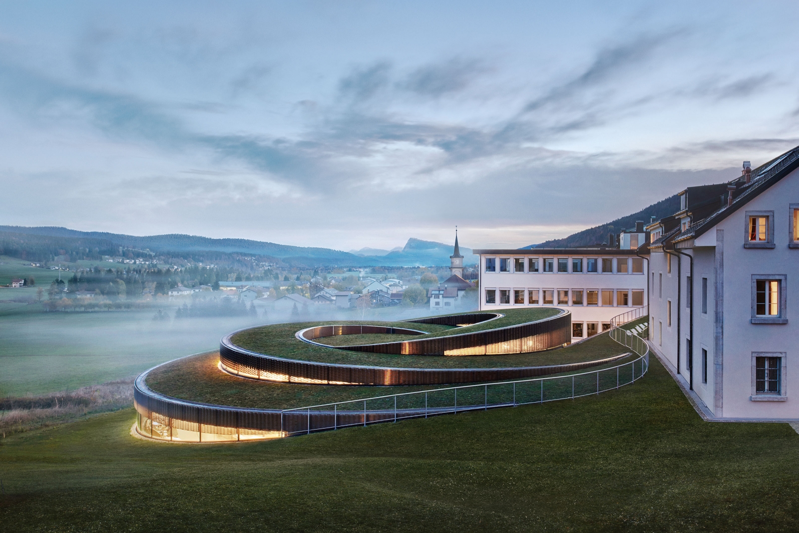 In Le Brassus dreht sich der spiralförmige Museumsbau von Bjarke Ingels regelrecht aus der Landschaft des Vallée de Joux.
