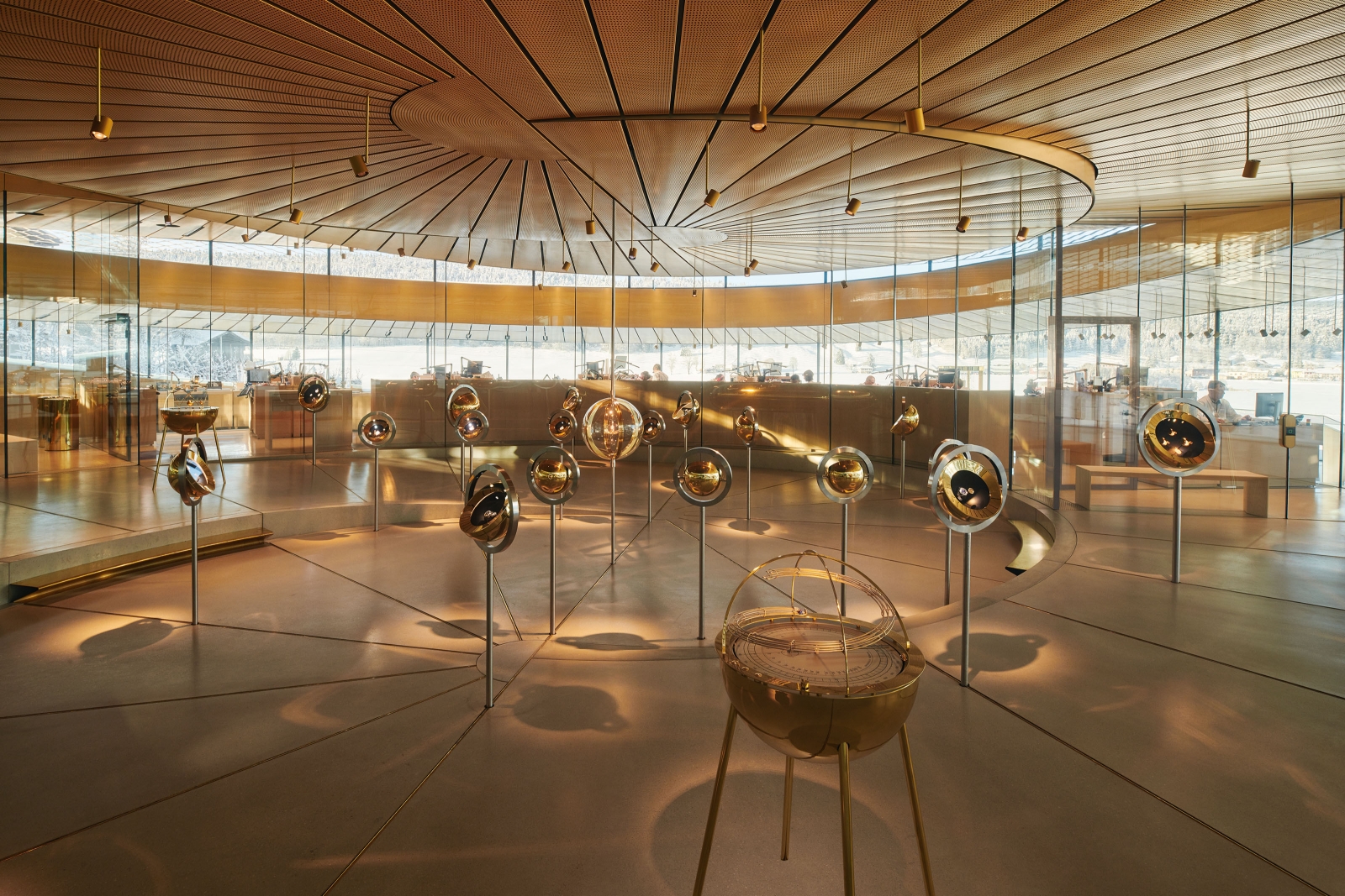 Die Ausstellungsfläche befindet sich in der Mitte des Gebäudes und beherbergt Raritäten wie die «Universelle» aus dem Jahr 1899. Während des Museumsbesuchs kann man den Uhrmachern bei ihrer Arbeit zuschauen.