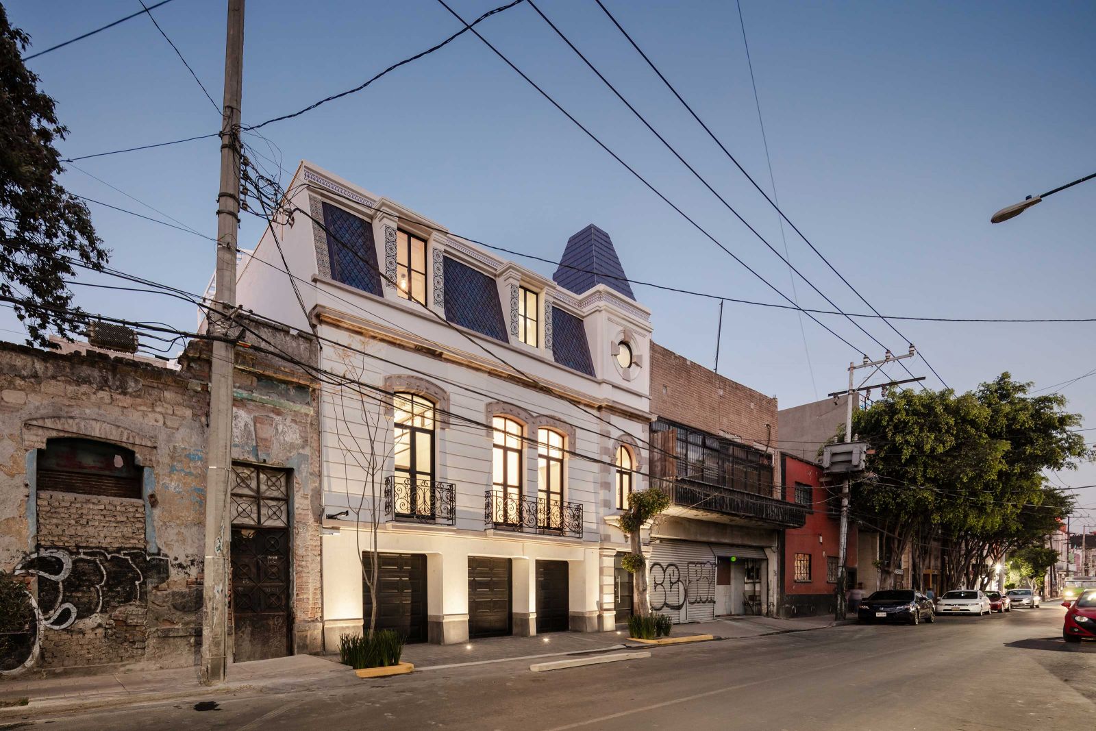 Die Restaurierung respektiert die historischen Elemente des Hauses und integriert sie mit modernen Materialien, um das Stadtbild zu erneuern.