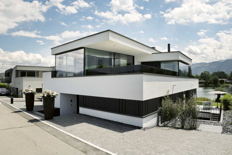 Der aufgefächerte Kubus bietet auf allen Seiten spannende Sichtachsen in die Landschaft. Optische Spannung entsteht durch die vielen Vor- und Rücksprünge. Die Kuben im Obergeschoss sind so miteinander verbunden, dass sie ein Kreuz bilden.