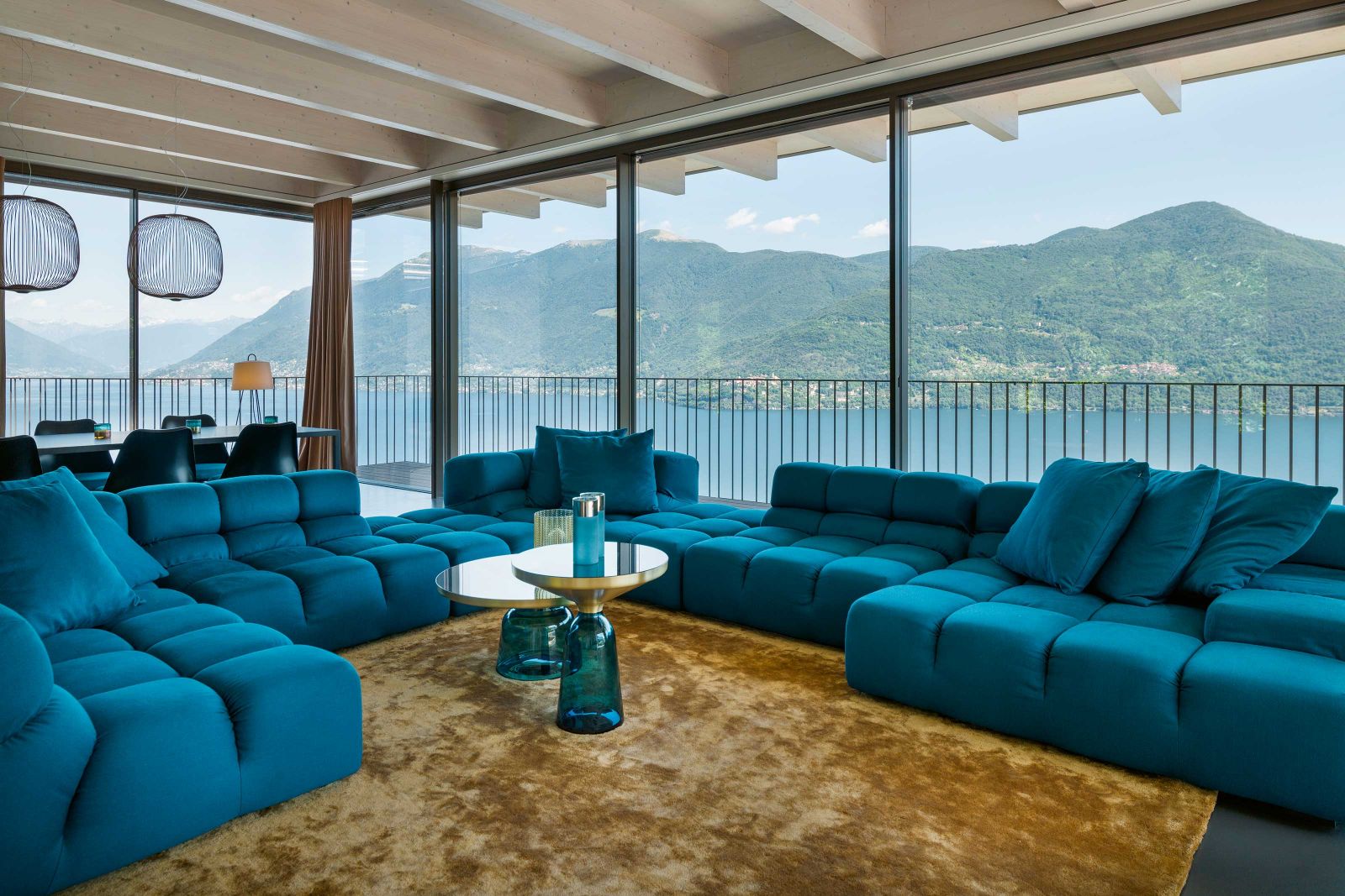 Für die Inneneinrichtung zeichnet Sabin Wyss von Livingcube Interior Concept verantwortlich. Neben dem grossen Esstisch «Tense» von Piergiorgio & Michele Cazzaniga für MDF Italia bezaubert vor allem das Sofa «Tufty» von Patricia Urquiola für B&B Italia in einem satten Türkis, das den Lago Maggiore ins Haus holt. Stühle: «Tulip» von Eero Saarinen für Knoll International; Hängeleuchten: «Spoke» von García Cumini für Foscarini.
