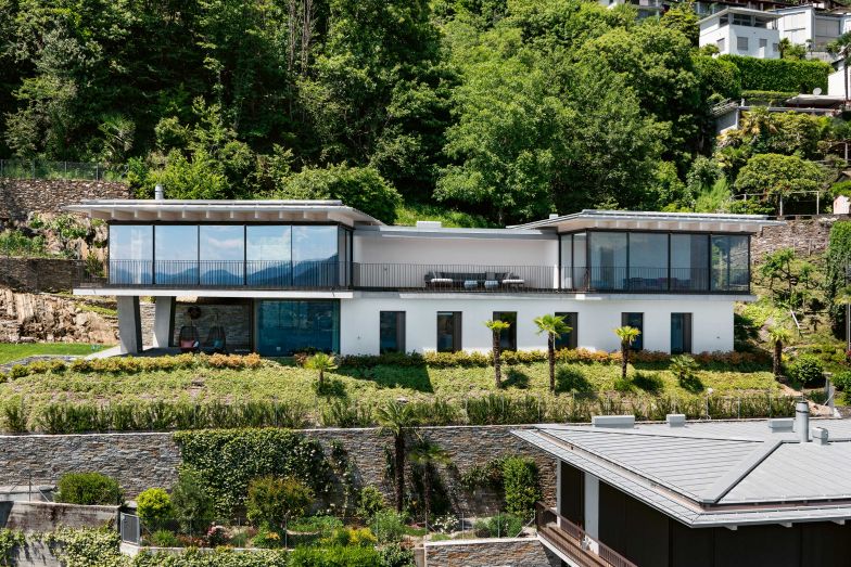 Für die Bauherrin war klar, dass die grosszügigen Verglasungen des Schweizer Herstellers Sky-Frame hier ein absolutes Muss sind. Die Architekten setzten das mit einem Anklang an die eleganten Tessiner Bauten von Richard Neutra um.