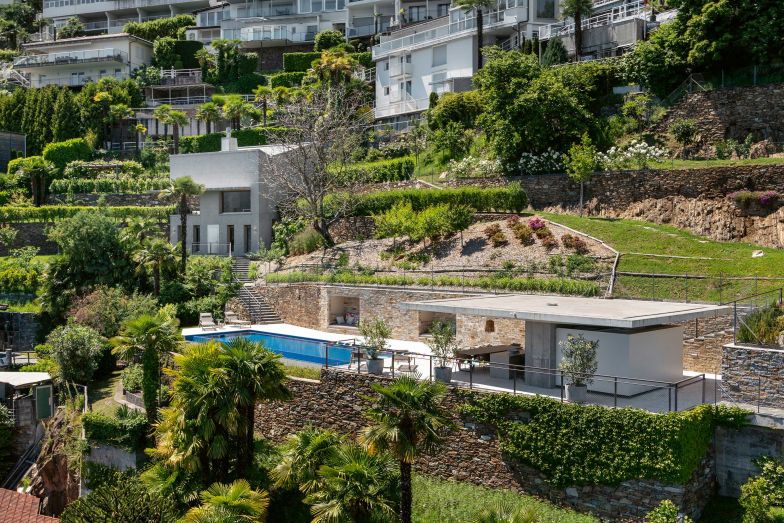 Etwas oberhalb des Pools liegt ein Gästehaus, in dem die Familie im Sommer gern Freunde willkommen heisst. Es bietet alles Notwendige, damit Gäste unabhängig ihre Tage gestalten können und man sich nur trifft, wenn es allen Freude macht.